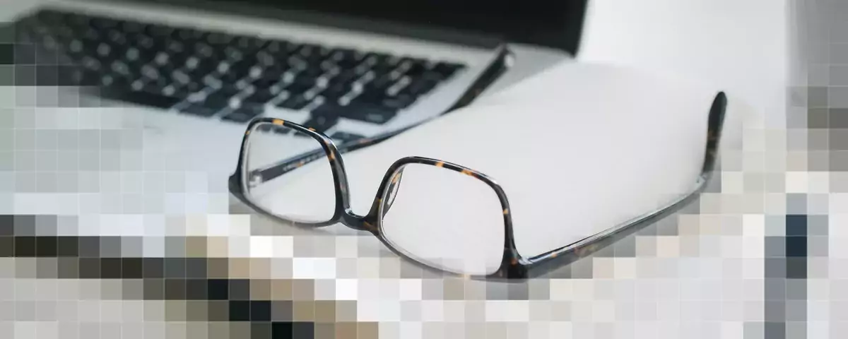 Arbeitsplatz mit Fokus auf Brille