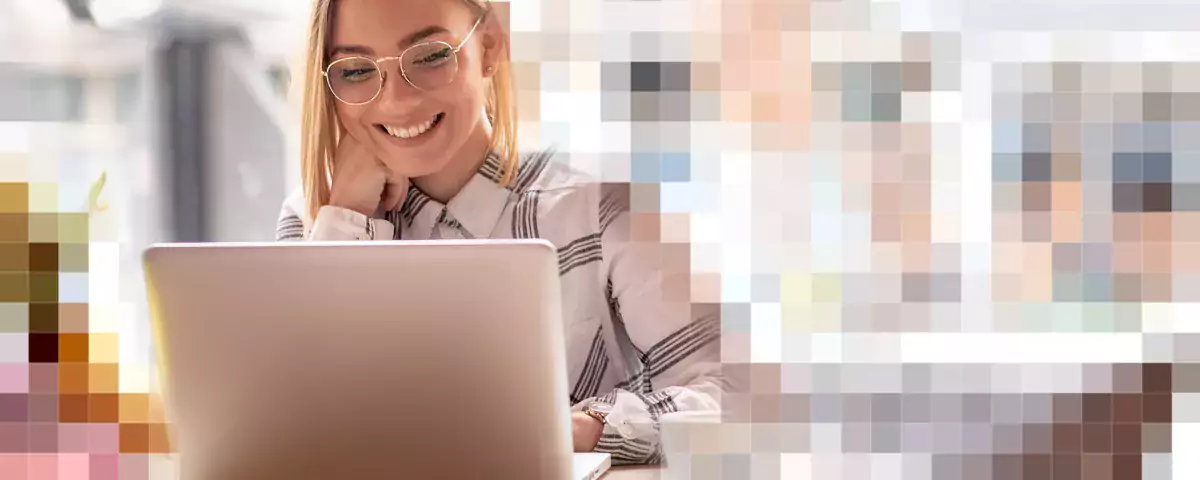 Frau mit Brille vor Laptop